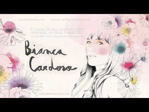 E o povo na rua cantando é feito uma reza, um ritual. Portela 2012.