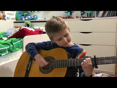 Každý začátek je těžký :-) Táďa čerstvých 7 let a půl roku výuky kytary.