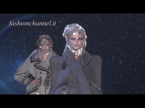 JOHN GALLIANO Autumn Winter 2009 2010 Paris HD 1 of 3 pret a porter woman by Fashion Channel