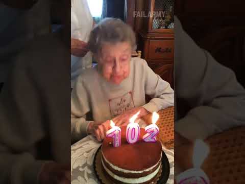 está feliz celebrando su cumpleaños