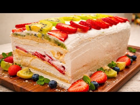 This fruit cake is just perfect. Banana, strawberry and kiwi. Super creamy.