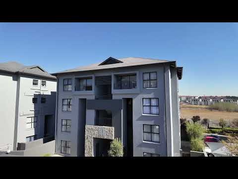 CHIC TOP-FLOOR ONE-BEDROOM APARTMENT – WESTLAKE ECO ESTATE