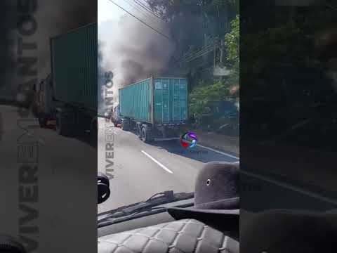 Caminhão pega fogo na Serrinha, em Cubatão, e causa congestionamento sentido Guarujá.