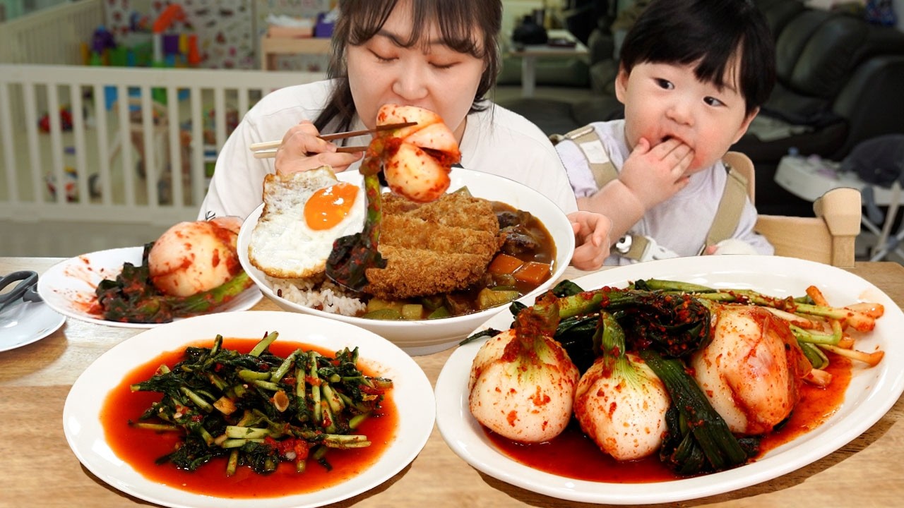 소고기 듬뿍 카레 & 통양파 김치, 열무 김치, 파 김치 3종 김치 먹방!🍛지훈이도 과자 냠냠 먹방🤣
