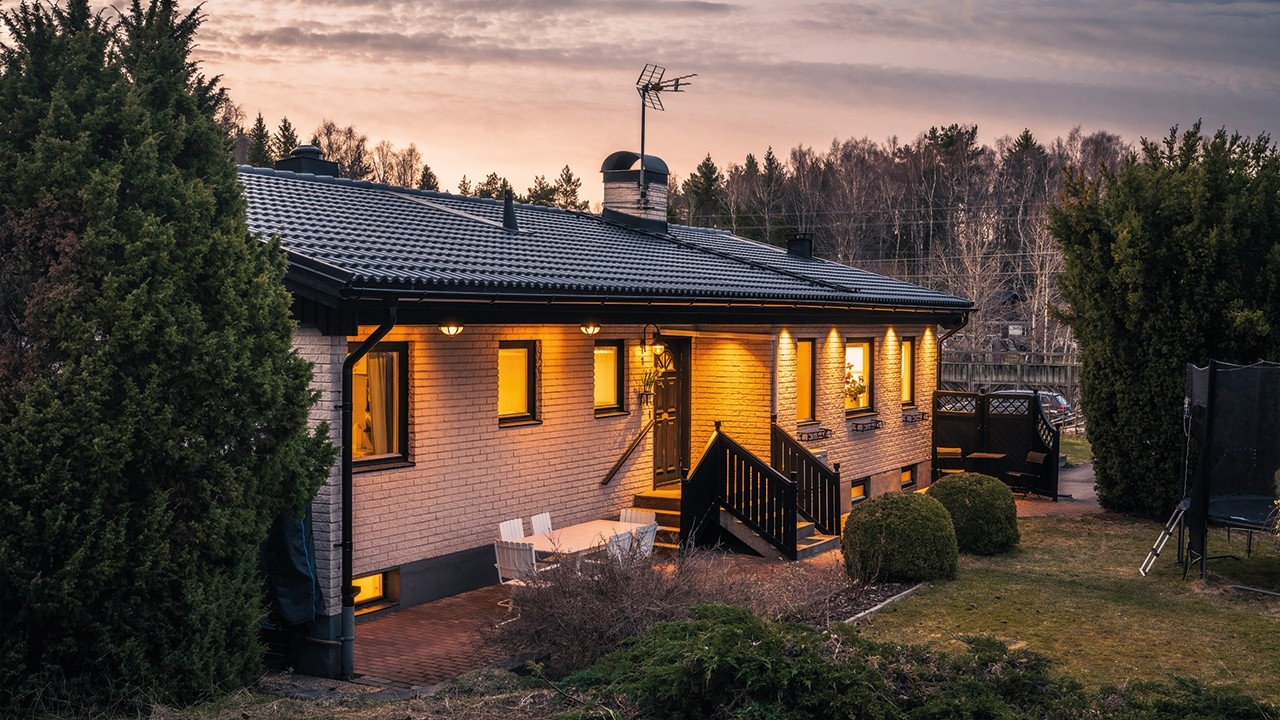 7 rum Villa på Stråvägen 1 Bålsta - Uppåkra Håbo kommun - video