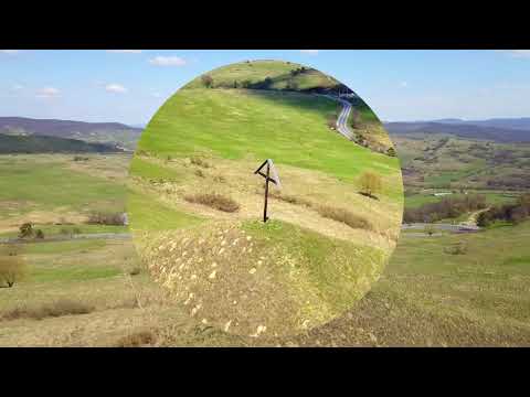 Crucea de pe deal. Se afla intre localitatile HETIUR SI NADES LA 11 KM de localitatea SIGHISOARA.