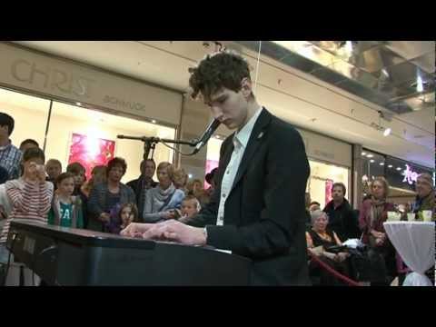 RTL-Supertalent Jean-Michel Aweh spielt im Einkaufszentrum dez