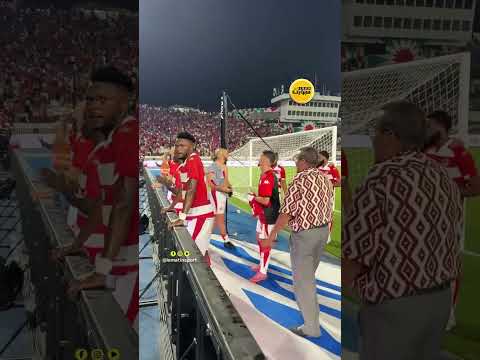 لاعبو الوداد يحتفلون مع الجماهير بعد أول فوز في البطولة