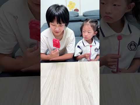 对妹妹来说还是西瓜更有价值吧 #人类幼崽有多可爱 #萌娃搞笑日常 #姐俩日常