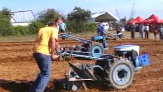 preview picture of video 'Thiviers concours de labour 2009 première partie'