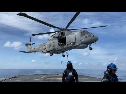 Merlin conducts vertical replenishment training with HMS Kent