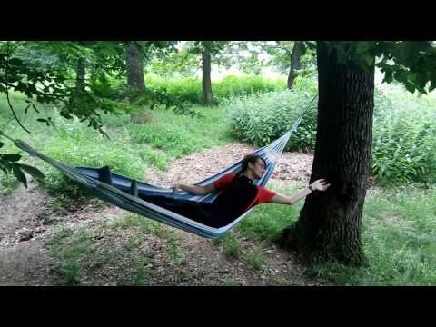 De la hamac, la alergat prin padure.