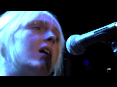 Laura Marling - "Born To Love" (eTown webisode #521)