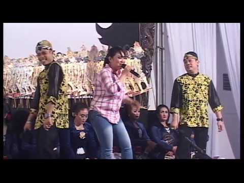 "Malam" Lusi Brahman PEYE Tampil Cantik Pakai Busana Casual