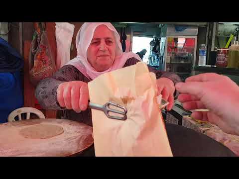Druze Corner, Carmel Street market stall. Making Laffa flatbread, Taboun bread, Iraqi/Druze pita