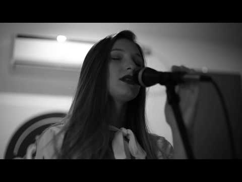 Yami Safdie - Tan Fuerte