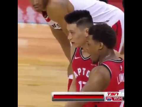 Jeremy Lin gets a standing ovation as he checks in for the Raptors for the first time. 🙏🙏🙏