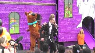 Jedward sing the Ghostbusters theme tune with Scooby Doo