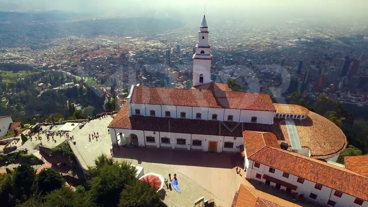 Bella vista de Bogotá desde Monserrate en Colombia 01
