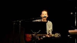 Lars Ekman sjunger Juanita på minnesstund för Björn Afzelius