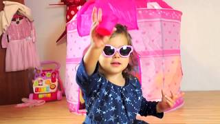 ZOE spielt mit Play-Doh Knetset mit vielen Farben