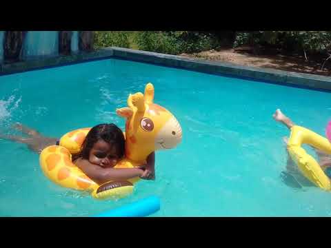 1 vez de Juju na piscina