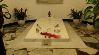 Modlitwa przy grobie papieża Jana Pawła II