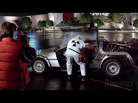 Marty conoce al DeLorean | Volver al futuro | Clip en Español