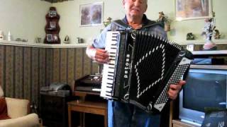 Johnny the Axe - Roll Out The Barrel - Accordion Music