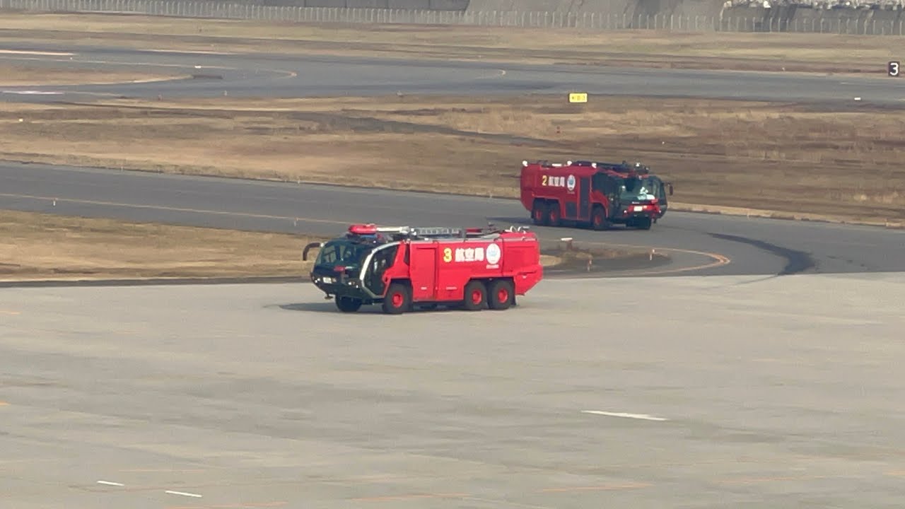 新潟空港レアな消防車！と離陸