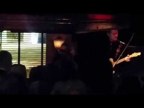 Adam Douglas på Herr Nilsen-Carry Me Over   live