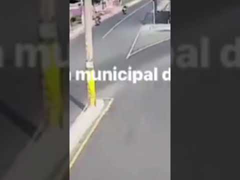 Motociclista cruza la carretera e impacta a otro motorista. Tiquisate, Escuintla.