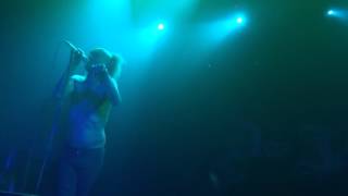 Das Ich - Mann und Frau gehen durch die Krebsbaracke (St.Petersburg, &quot;Opera&quot;, 28.02.2016)