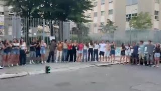 Torino, la Notte prima degli esami si canta davanti a scuola. Il video emozionale del liceo scien...