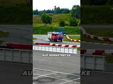 Dieses Feuerwehrauto Fährt auf einer Rennstrecke