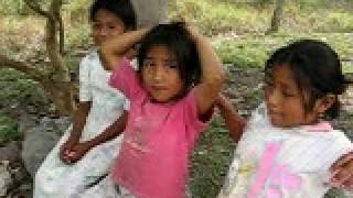 preview picture of video 'Honduran girls marvel at camera'