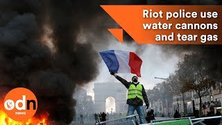 Download lagu Paris fuel protests Riot police use water cannons ... mp3