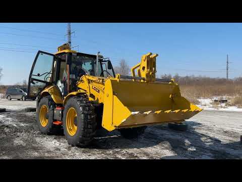 Приморский край передал десантникам экскаватор-погрузчик в зону СВО.
