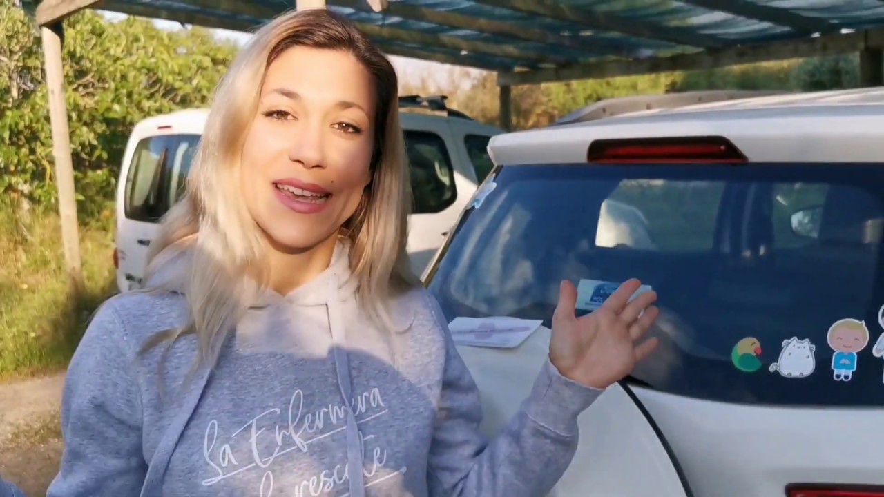 Cómo pegar pegatinas de familia para coche de la Enfermera al Rescate