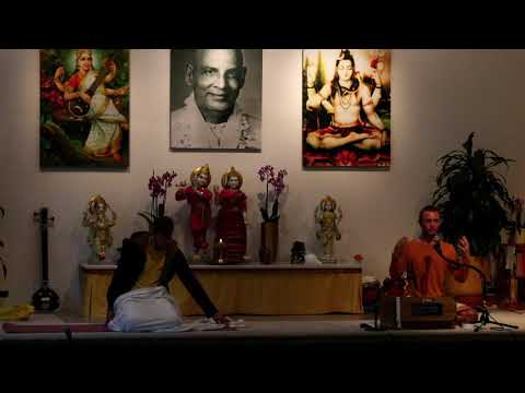 Mantra Yogastunde mit Tilman  - Yoga Vidya Ashram Live - 9:15 Uhr 04.09.2021