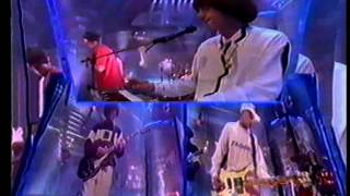 Inspiral Carpets - She Comes In The Fall ( Top Of The Pops July 1990 )