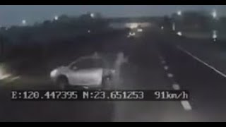 【車禍影片】就說不要在國道上玩停紅燈了