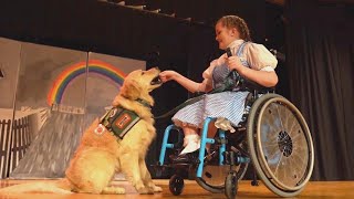 17-Year-Old Stars in &#39;Wizard of Oz&#39; With Service Dog as Toto