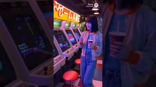 レトロゲームを楽しむ女性！