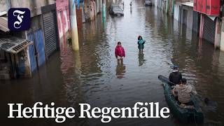 Überflutete Straßen und Häuser in Sao Paulo