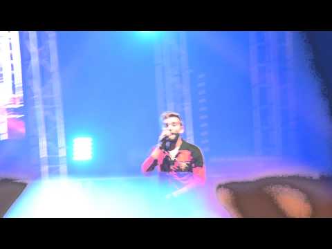 Videoclip de Me Quemo (Live) — Kendji Girac