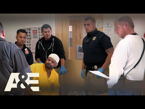 Inmate Preys on Newbie Officer | Behind Bars: Rookie Year | A&E