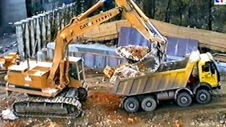 preview picture of video 'CATERPILLAR 245B, Liebherr 841, Mercedes NG, Bau der Rauchgaswaschanlage Stuttgart, 08.11.1989.'