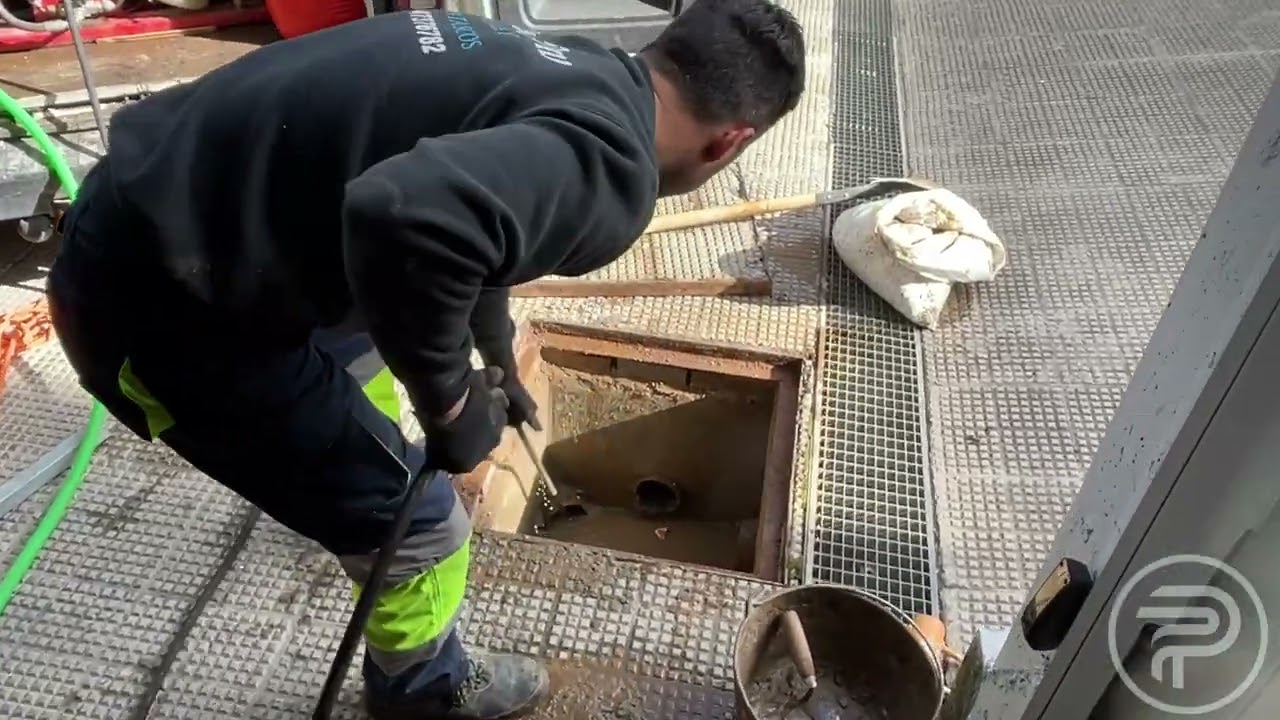 Vídeo de trabajo de desatasco profesional en Madrid - Pociten