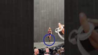 Taylor Swift matches beat of the song 😍